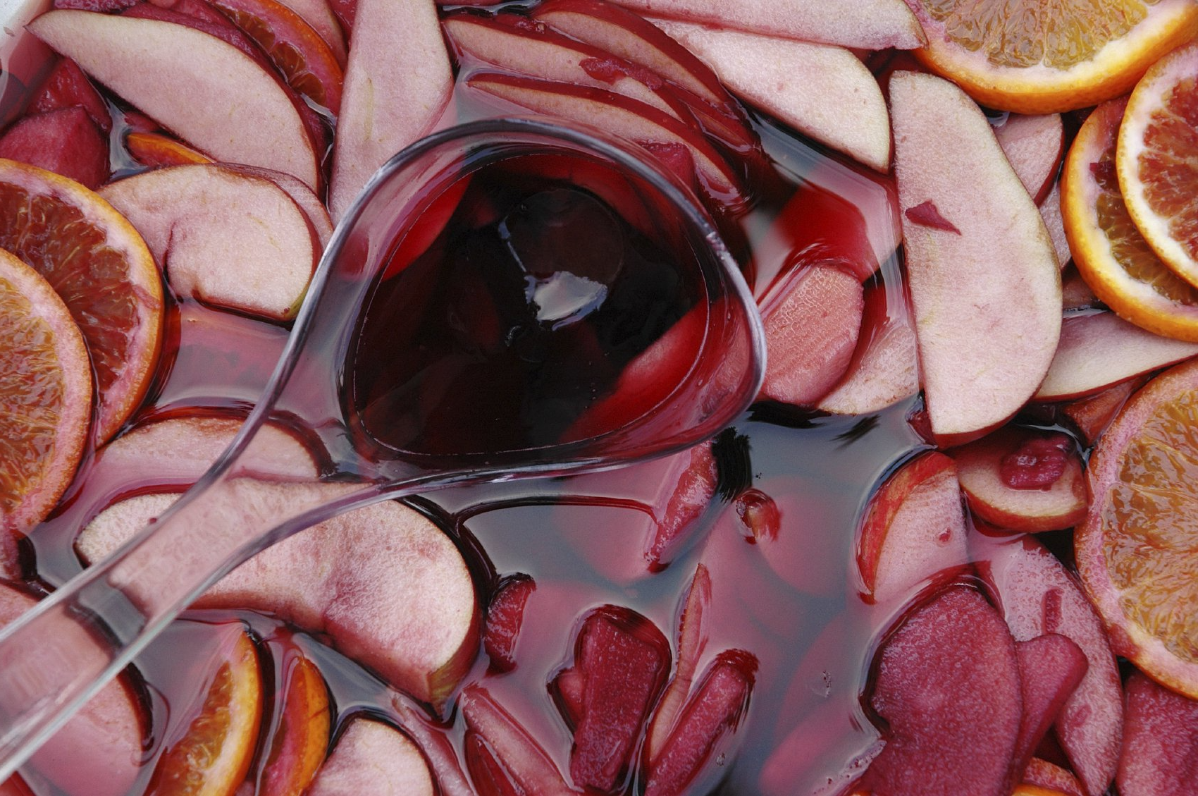 Rotwein im Glas mit dunkler Schokolade
