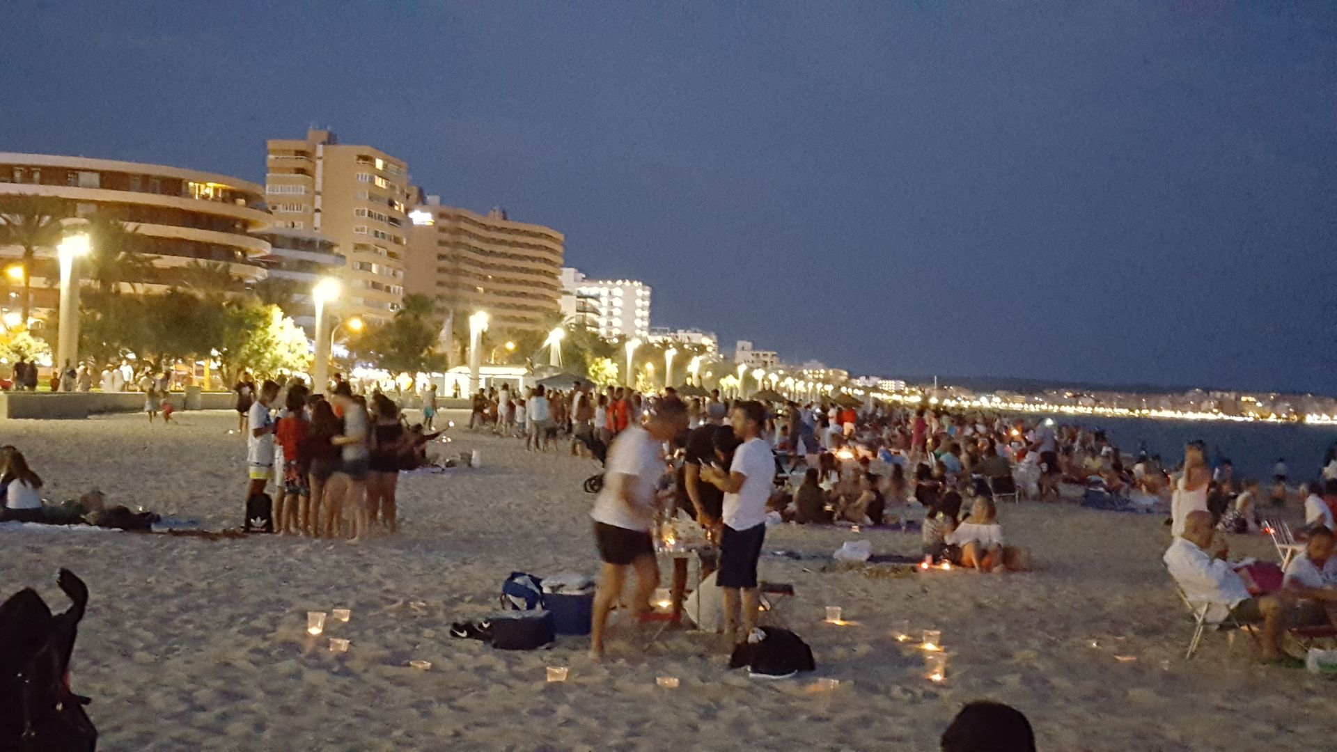 Playa de Palma by night - die Nacht von San Juan - Mallorquiner feiern mit Lagerfeuern und Picknick