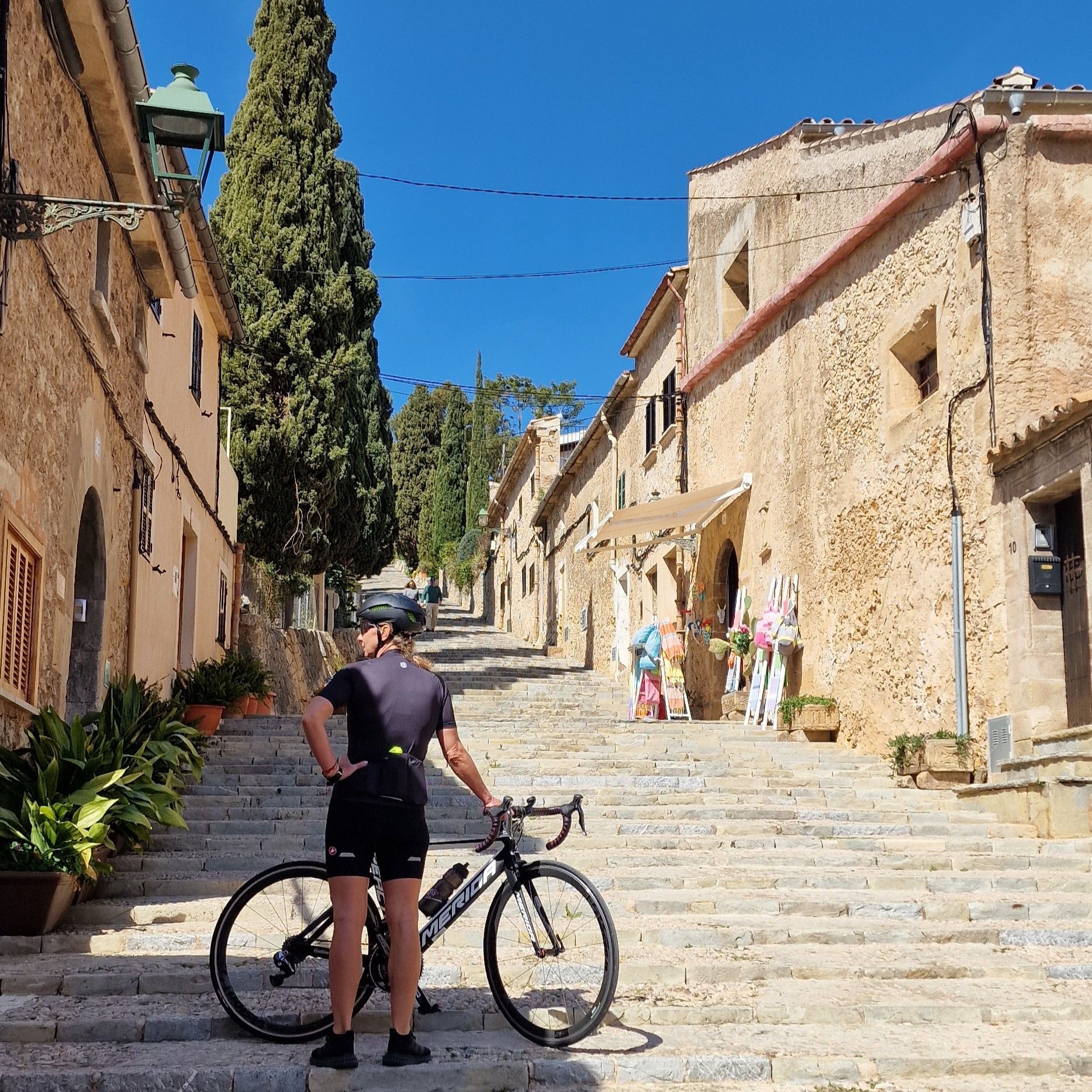 Radfahrerin an den Calvari Treppen in Pollenca