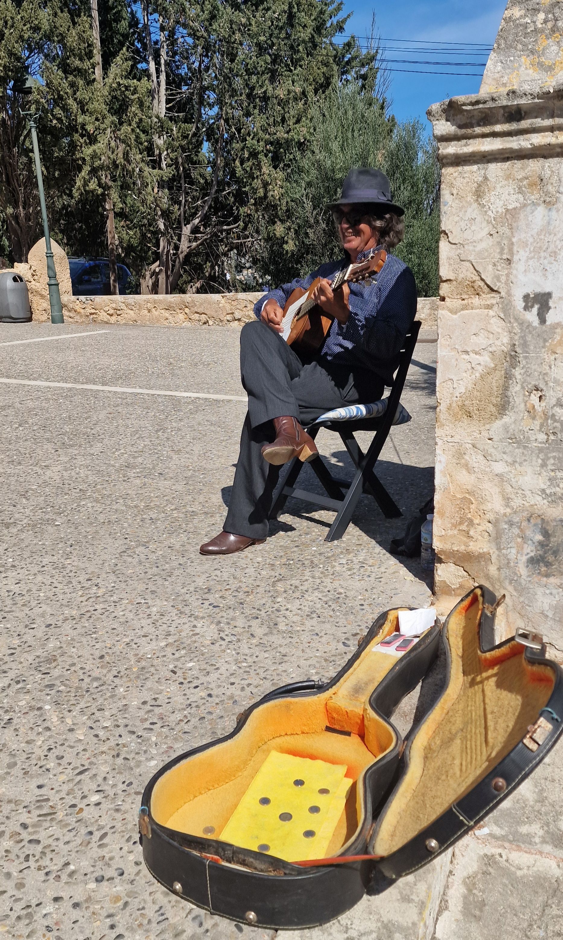 Straßenmusikant auf der Calvari Treppe in Pollenca