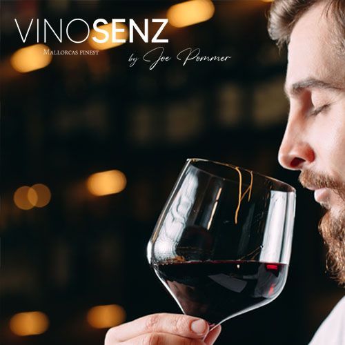 Mallorquiner genießt ein Glas Rotwein