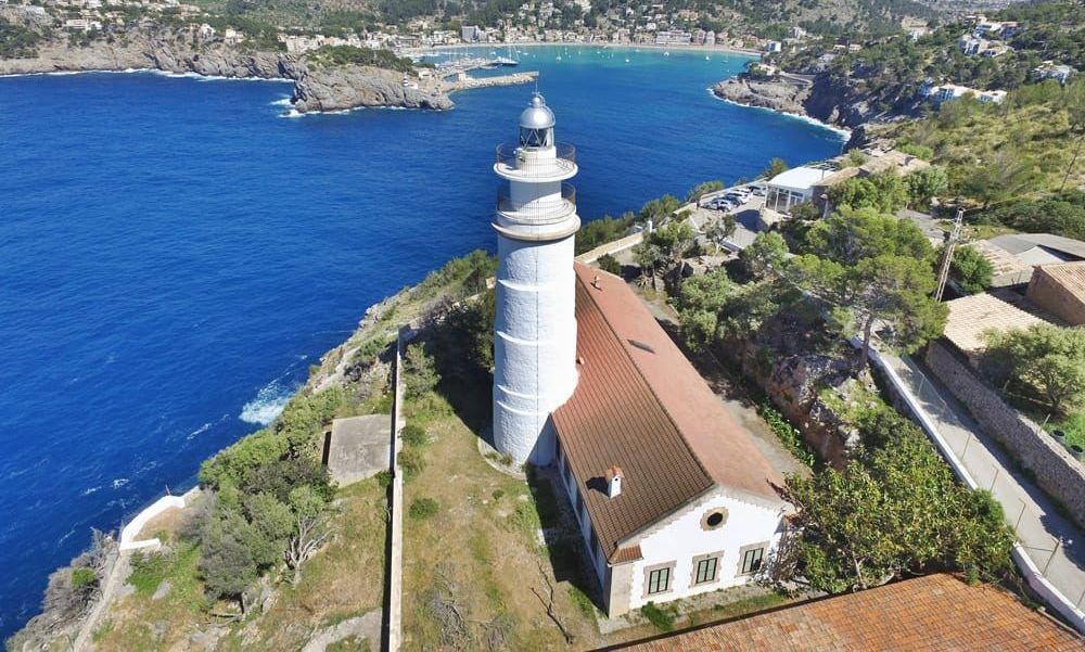 Bucht von Porto Soller mit Leuchtturm im Vordergrund
