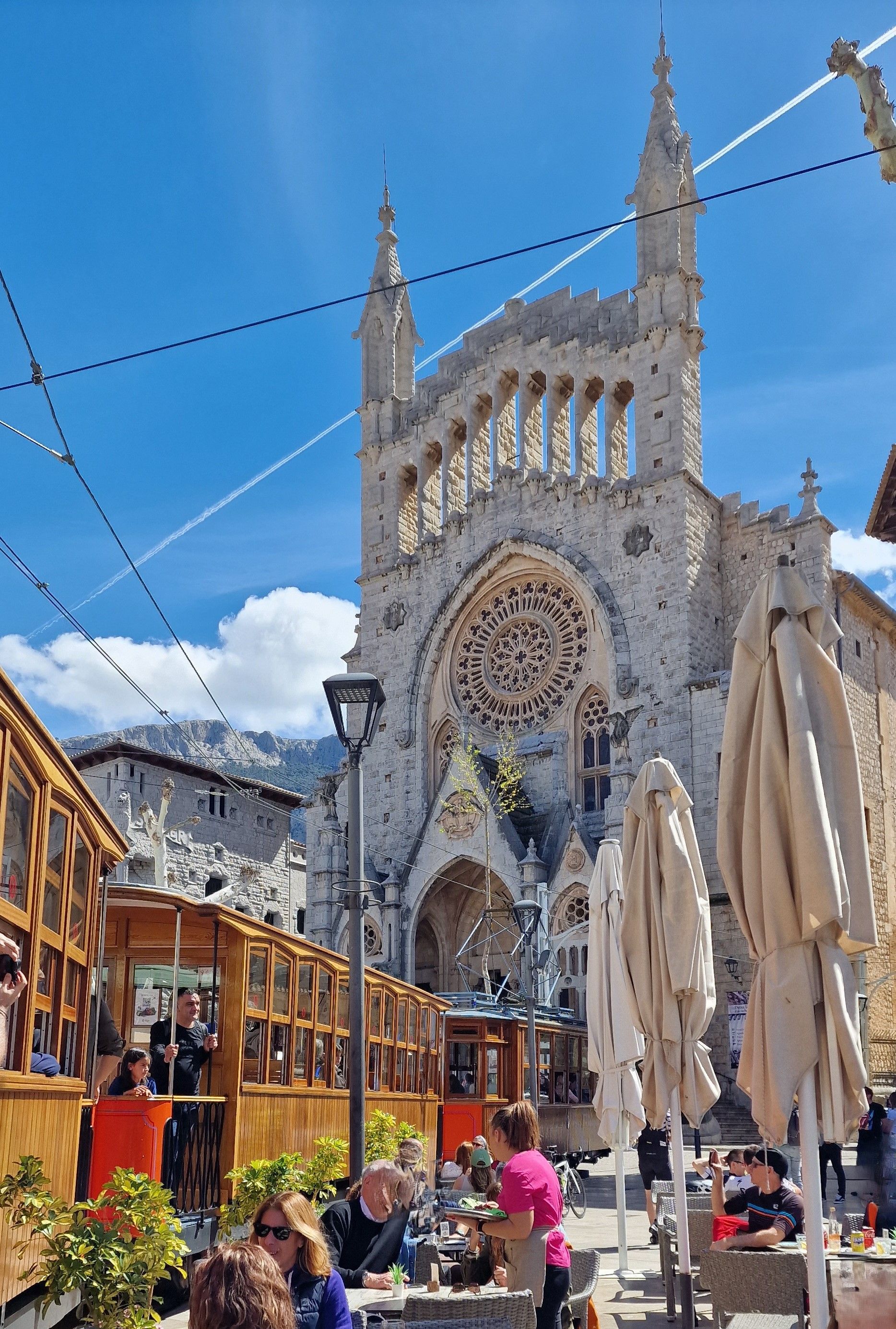 Altstadt von Soller mit Straßenbahn vor der Kathedrale
