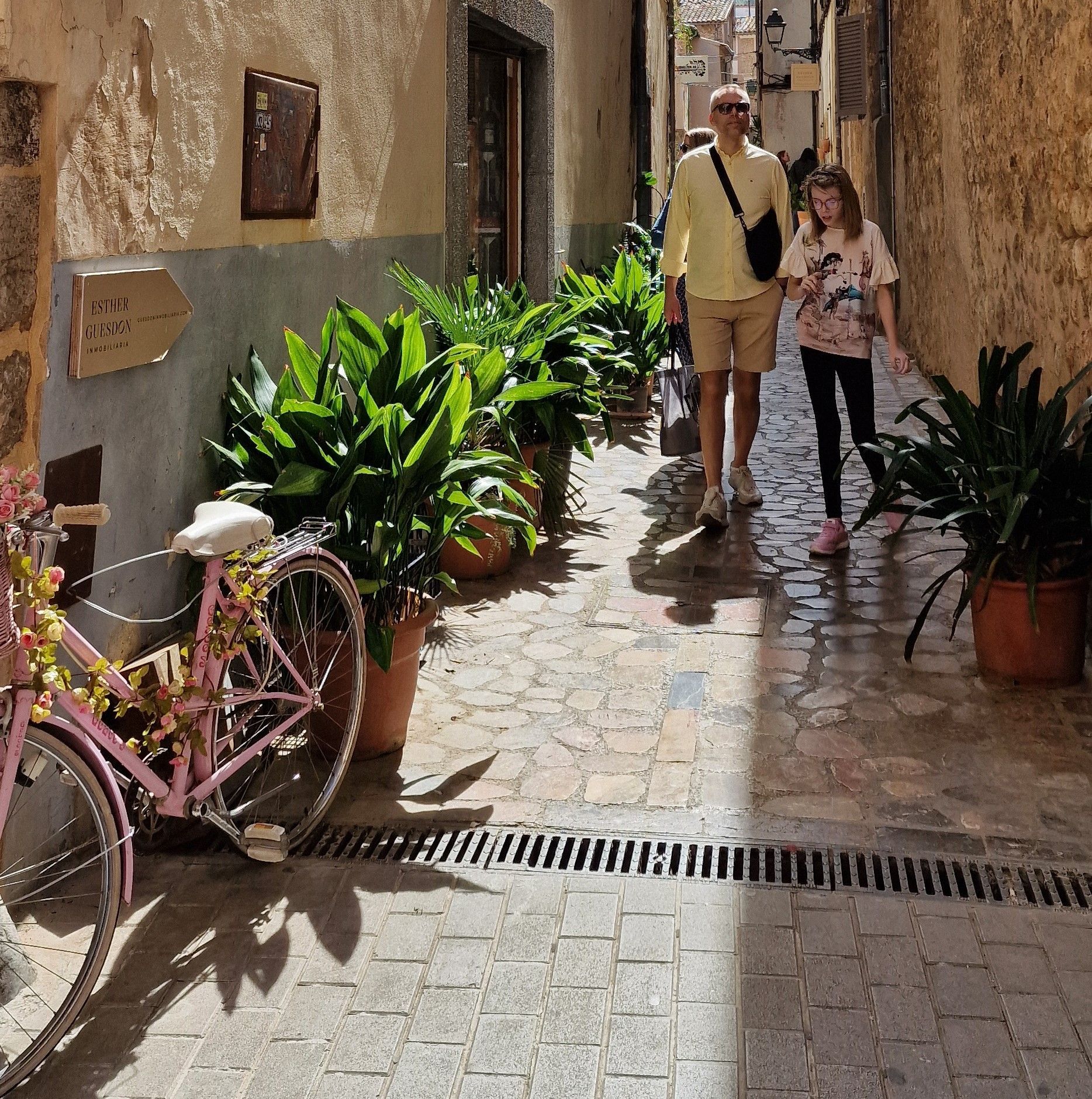 kleine schattige Gasse in der Calle de la Luna in Soller
