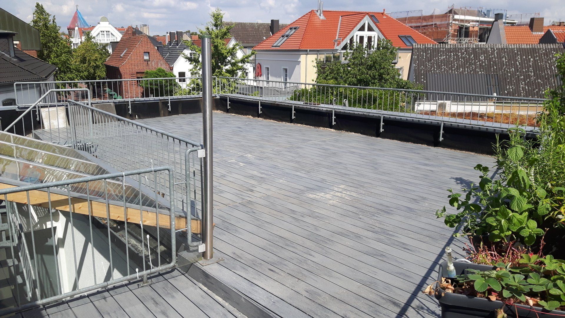 Dachterrasse Balkon WPC Massiv Diele Stufe Geländer Glas Platz an der Sonne Natur In Form Massiv Stark Edelstahl Gefälle Rutsch Rutschhemmend Gapithgrau Grau Antharzith