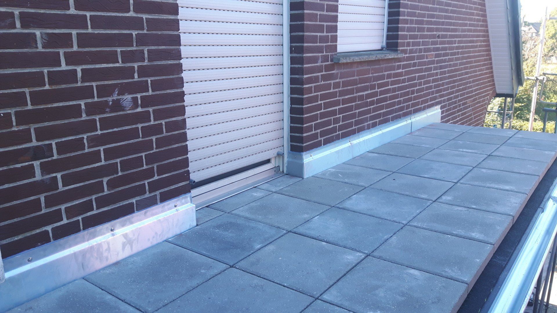 Balkon Sanierung Geländer Wandanschluss Trittschutz Gehwegplatten Beton Bautenschutz Stelzlager Wolfin M 1,5 Schwarz Verbundblech