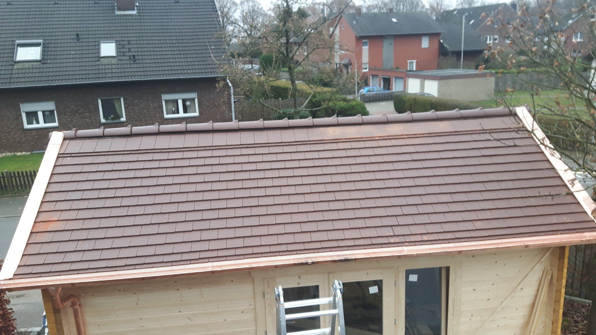 Poolhaus BAdehaus Ziegel Biberschwaz Doppeldeckung Geradschnitt Kupferbraun First Dachrinne Kupfer Laubschutz Kronengebinde Windfeder