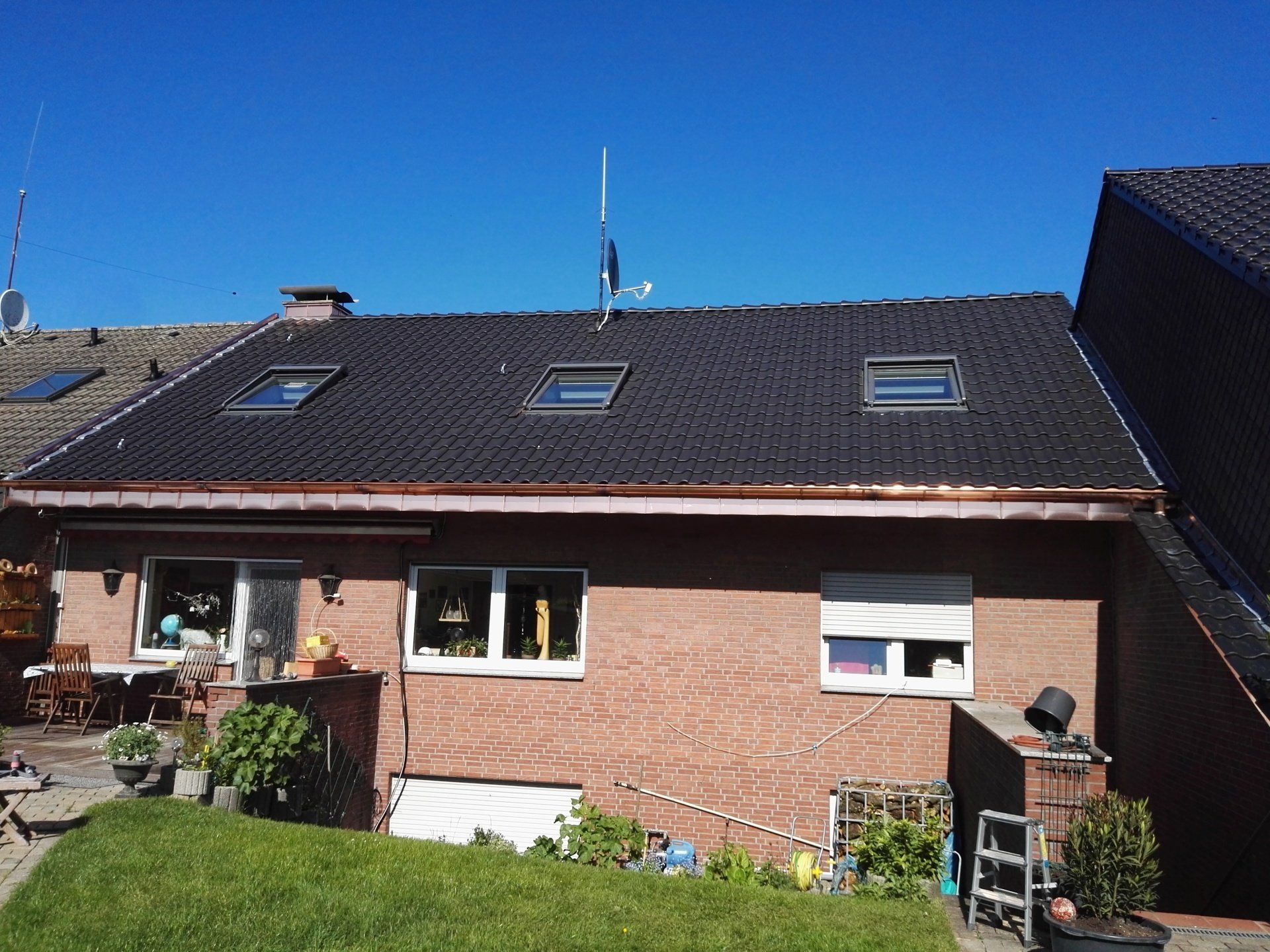 Ton Ziegel Sat Pfanne Kupfer Stehfalz Dachleiter Dachhaken Traufe Unterscihten Schleppe Velux Dachfenster Innenlaibung First Ortgang Aufkantung Giebel Wandanschluss WA