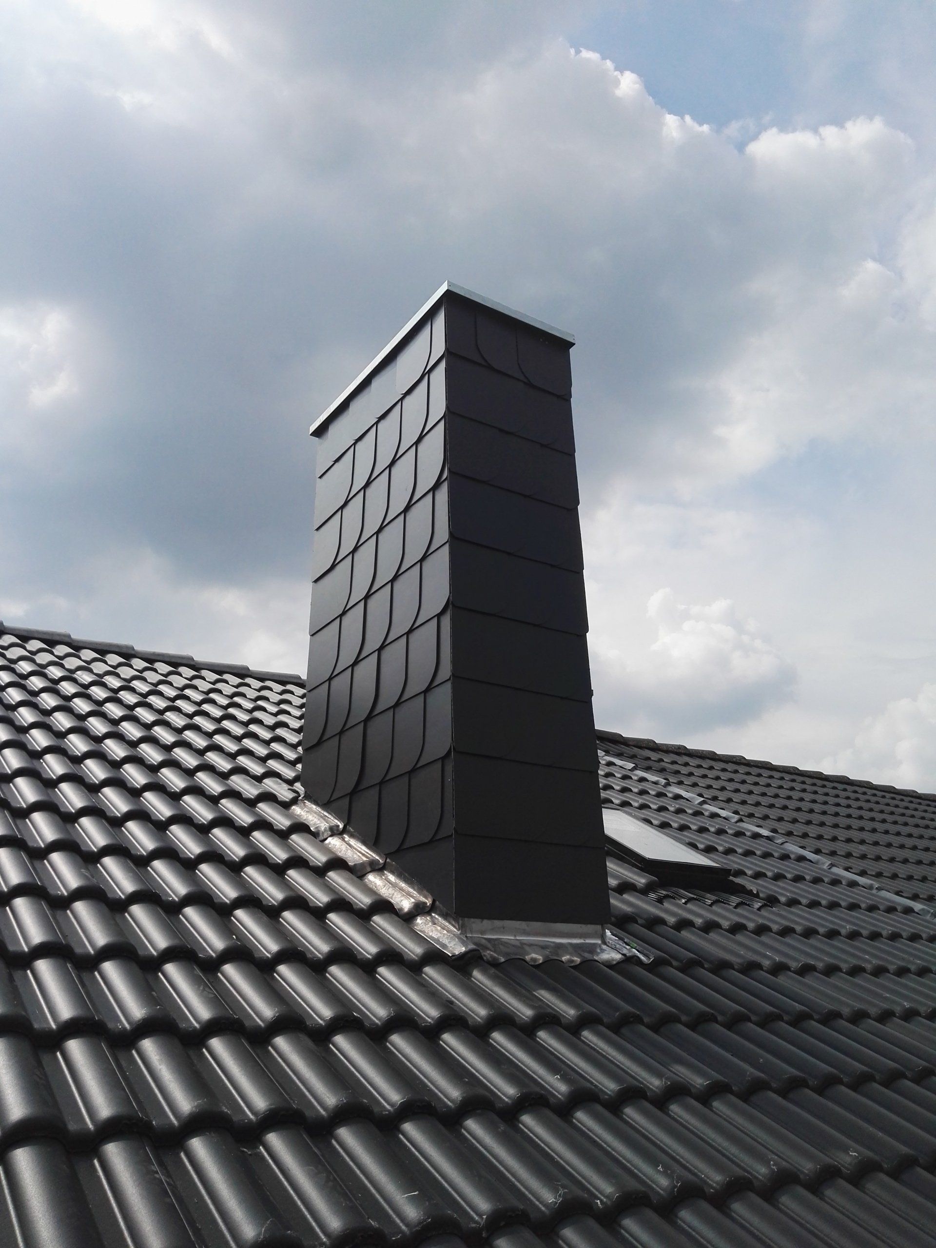 Altbau Sanierung Kamin Faserzement Dachplatten FZ Blei Blau Schwarz 30x30 30/30 Unibogen Bogen Gegenläufig Beton Schwarz Taunus Ausstiegsfenster GVT 103 Velux