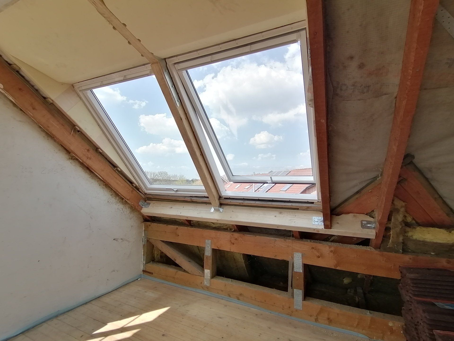 Wohnraumausbau Dachausbau VELUX Fenster Dachfenster Dachflächenfenster Lichtlösung Raum Dacheindeckung Wohnraum gegenüberliegend steiler