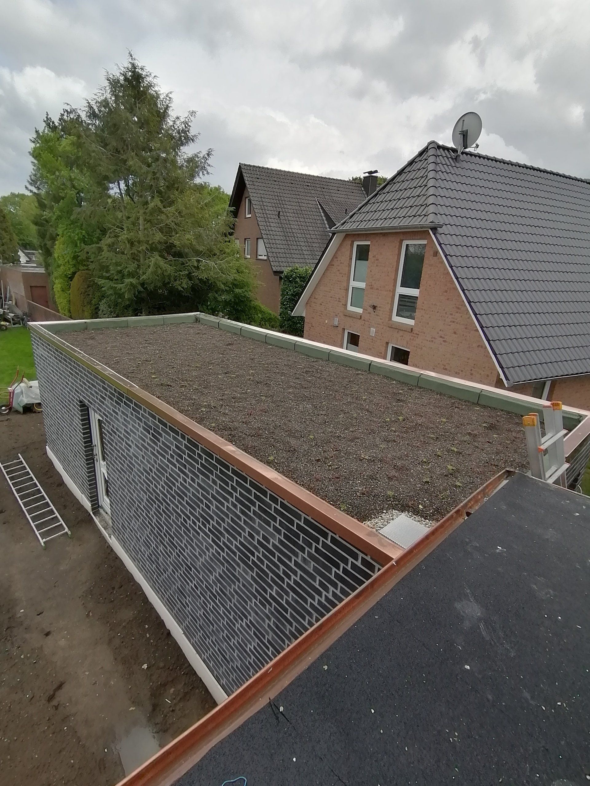 Flach Dach Garage Gründach Kies Neubau Gully Ablauf Drainage Eierbecher Öko Naturschutz Vögel Insekten Wasserrückhaltung Grün Reduktion Plant E Wurzelschutz Wurzelfest Bauder