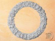 Stuckrosette in der Form eines Blütenkranzes