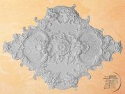 Stuckrosette in Rhombusform mit barocken Blütenranken