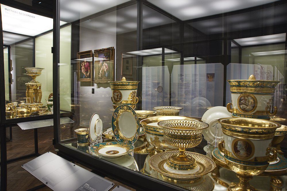 Ausstellung in Wien 300 Jahre Wiener Porzellanmanufaktur Vitrine  Porzellan handbemalt mit Goldauflage
