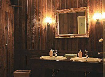 Badezimmer, die Wände sind mit Altholz verkleidet