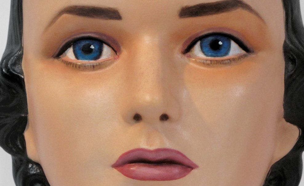 Tapete mit Kopf einer Modepuppe aus den 20er Jahren als Motiv