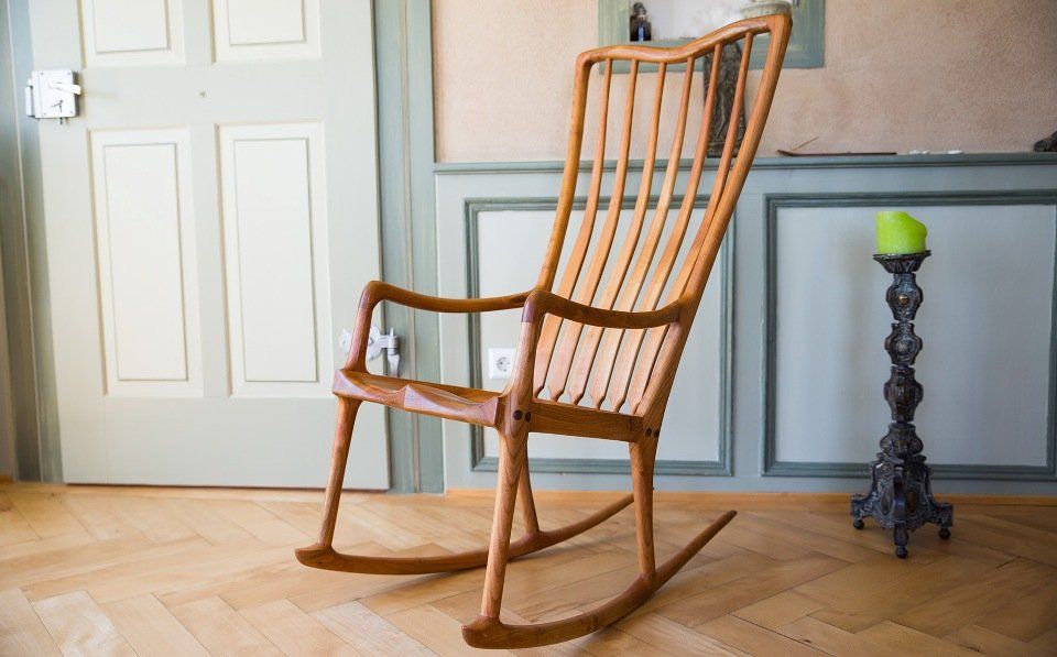 handgefertigter Schaukelstuhl aus Holz