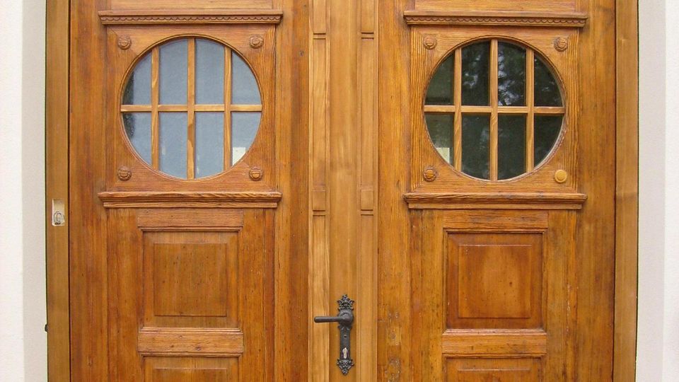 restaurierte doppelflügelige Haustür