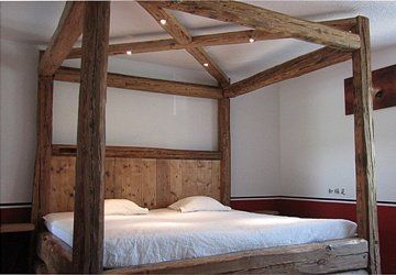 Doppelbett gebaut aus Altholz