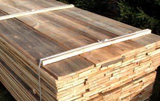 Stapel Bretter für Dielen oder Wandverkleidung aus Altholz