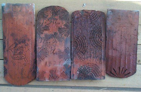 alte Dachziegel aus Ton mit Verzierungen Feierabendziegel