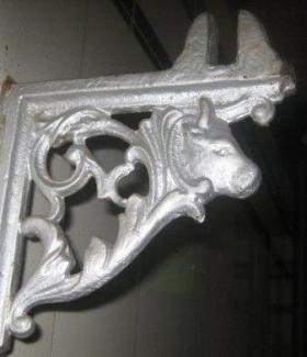 alte Wandhalterung mit Stierkopf