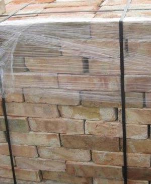 Palette mit alten Mauerziegeln