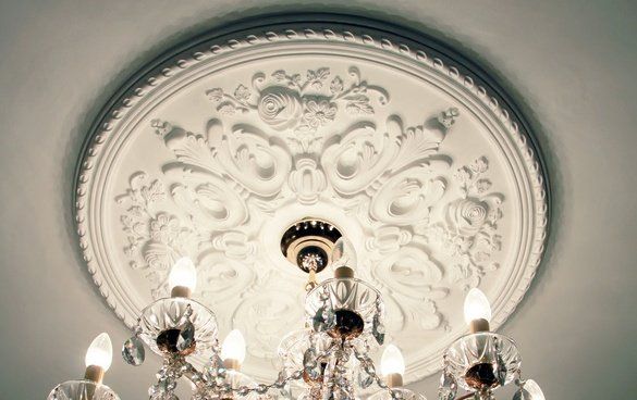 große Stuckrosette an der Decke mit Kronleuchter