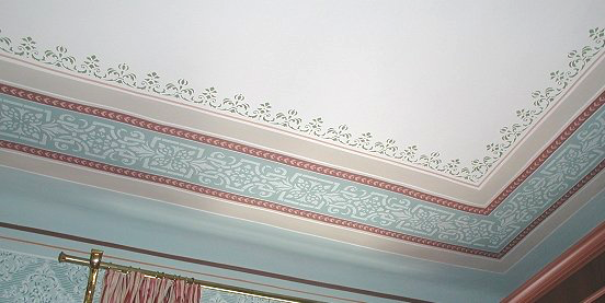 Zimmerdecke mit restaurierter Deckenmalerei in Form von Schablonenmalerei