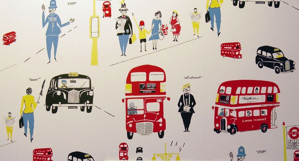 Tapete in Stil der 50er Jahre von Lizzie Allen mit Londoner Straßenszenen, schwarze Taxis, rote Doppelstockbusse