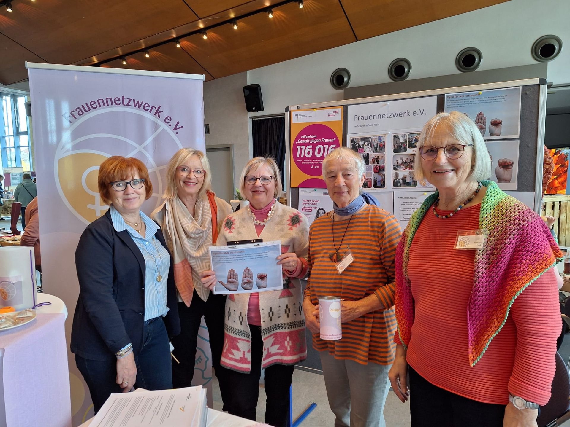 Vorstandsfrauen des Frauennetzwerks Schwalm-Eder e.V. beim Gesundheitstag in Borken