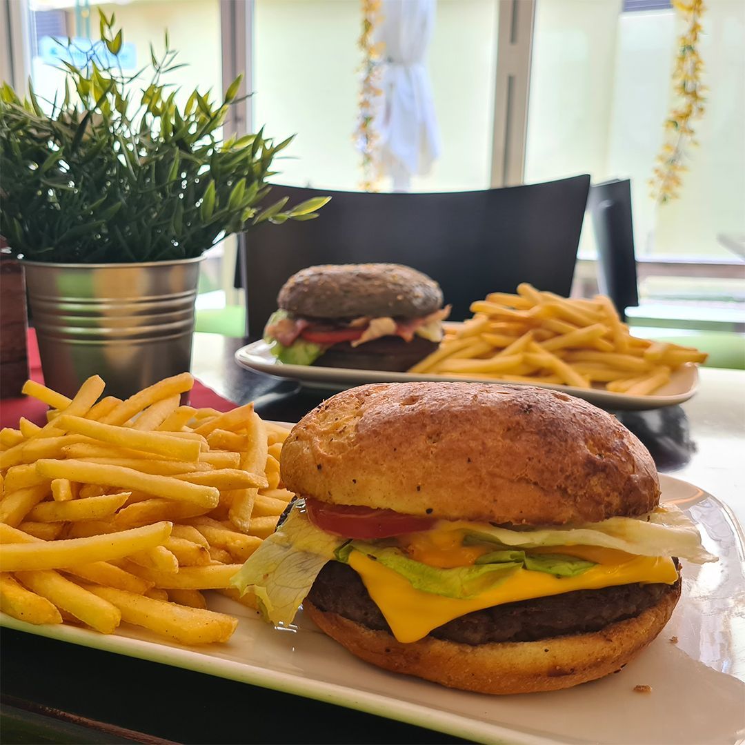 Bild Cheeseburger mit Pommes