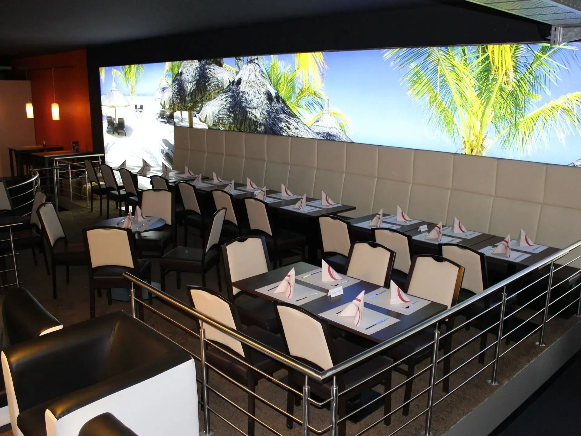 Bild des offenen Gastronomiebereiches - mitten im Geschehen mit Platz für bis zu 35 Personen.