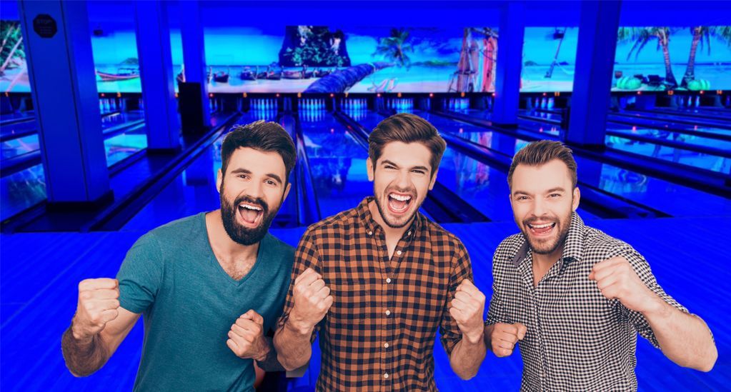 Bild Bowlingbahnen bei Schwarzlicht mit feiernder Gruppe Männer davor