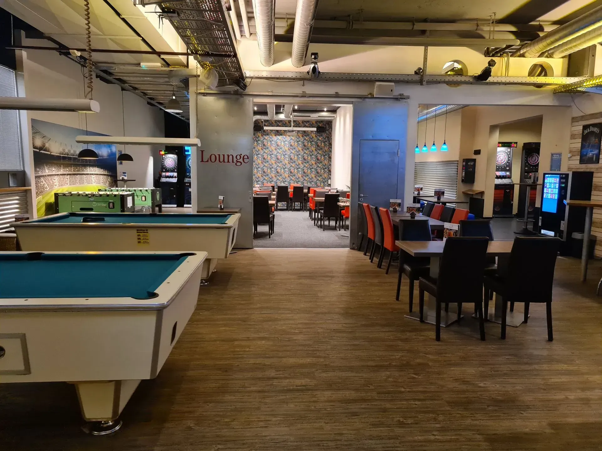 Bild des Highway 66 Bereiches inklusive Lounge - groß und mit Spielgeräten bietet er Platz für bis zu 120 Personen.