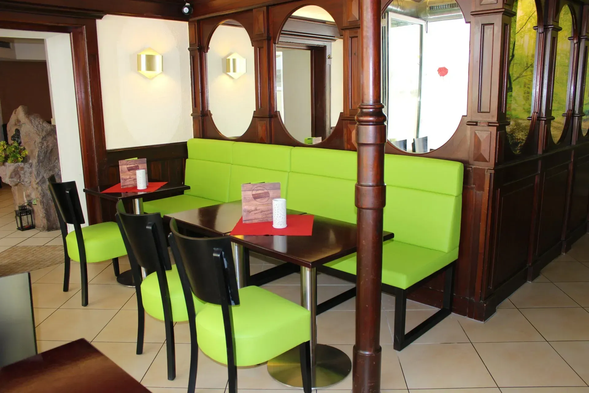 Bild Sitzbereich am Eingang, Fensterfront im Arcadia Restaurant.