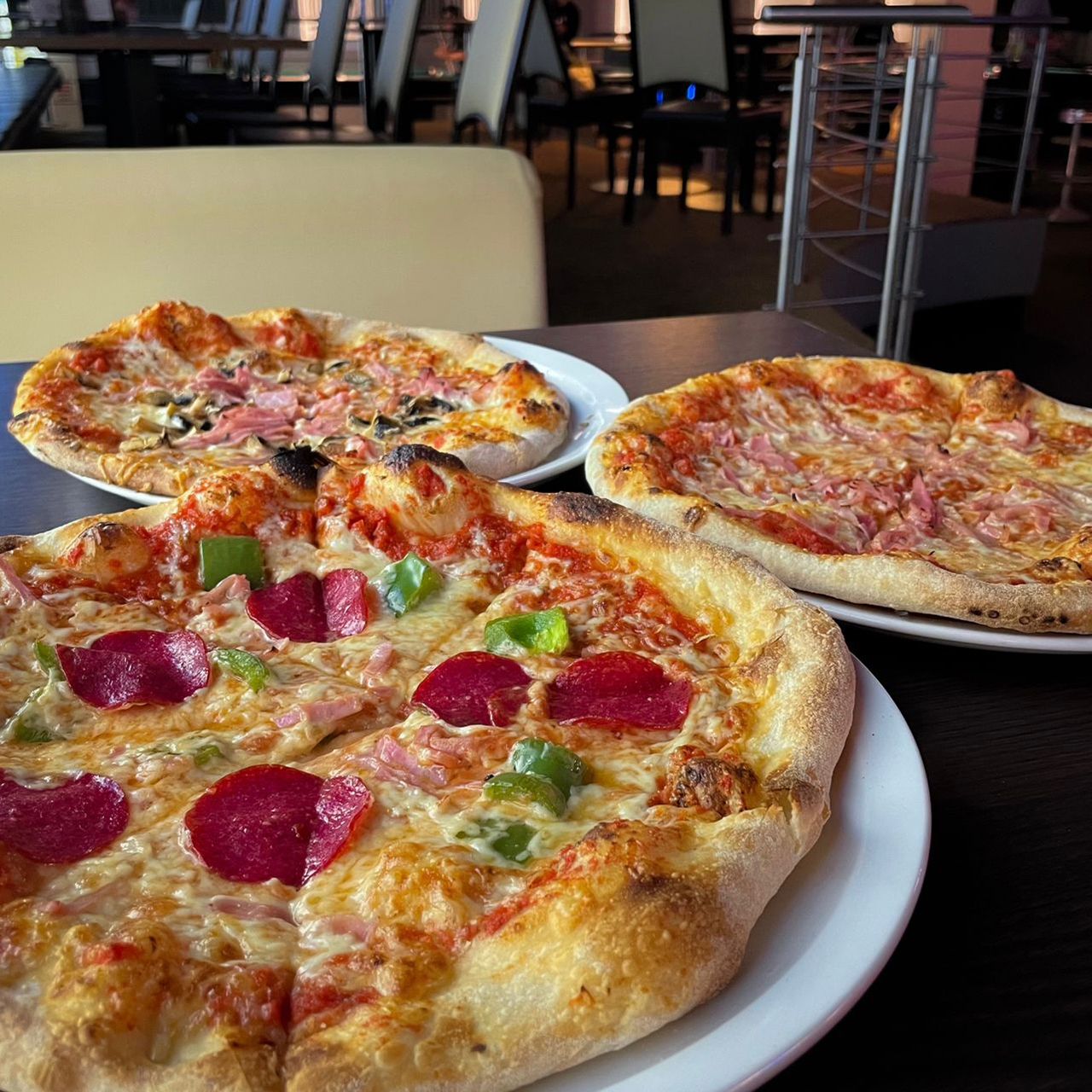 Bild von drei verschiedenen Pizzen