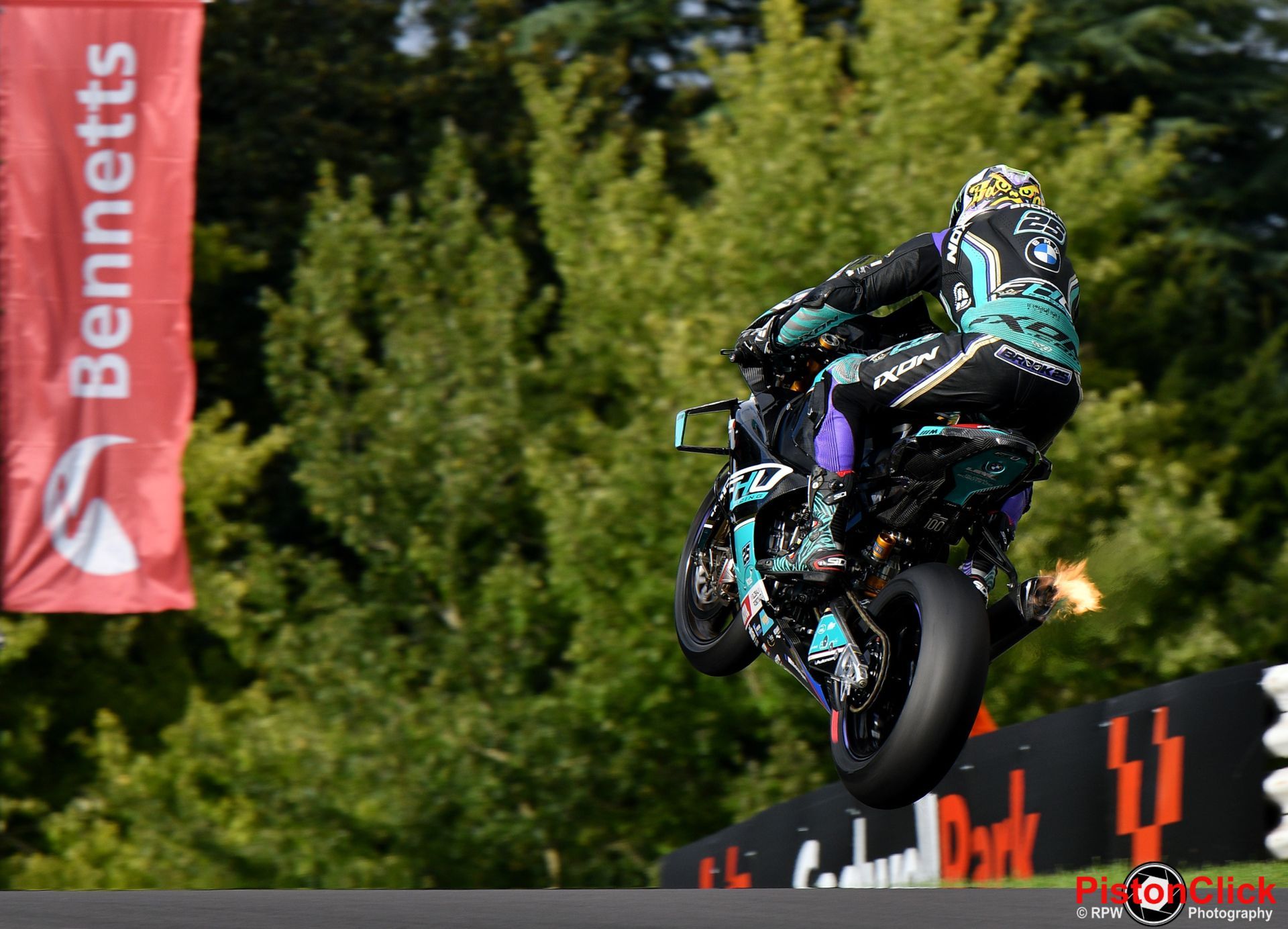 Josh Brookes over the mountain at Cadwell Park