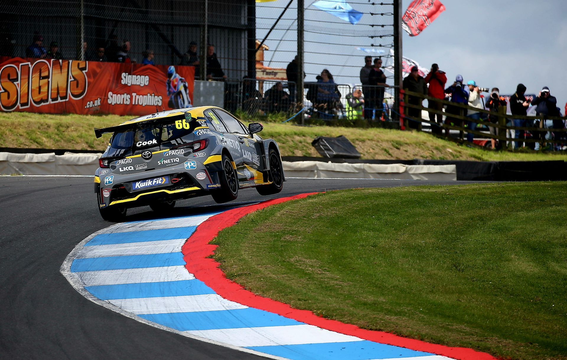 Photographing the British Touring Cars Rounds 19, 20 and 21 at Knockhill