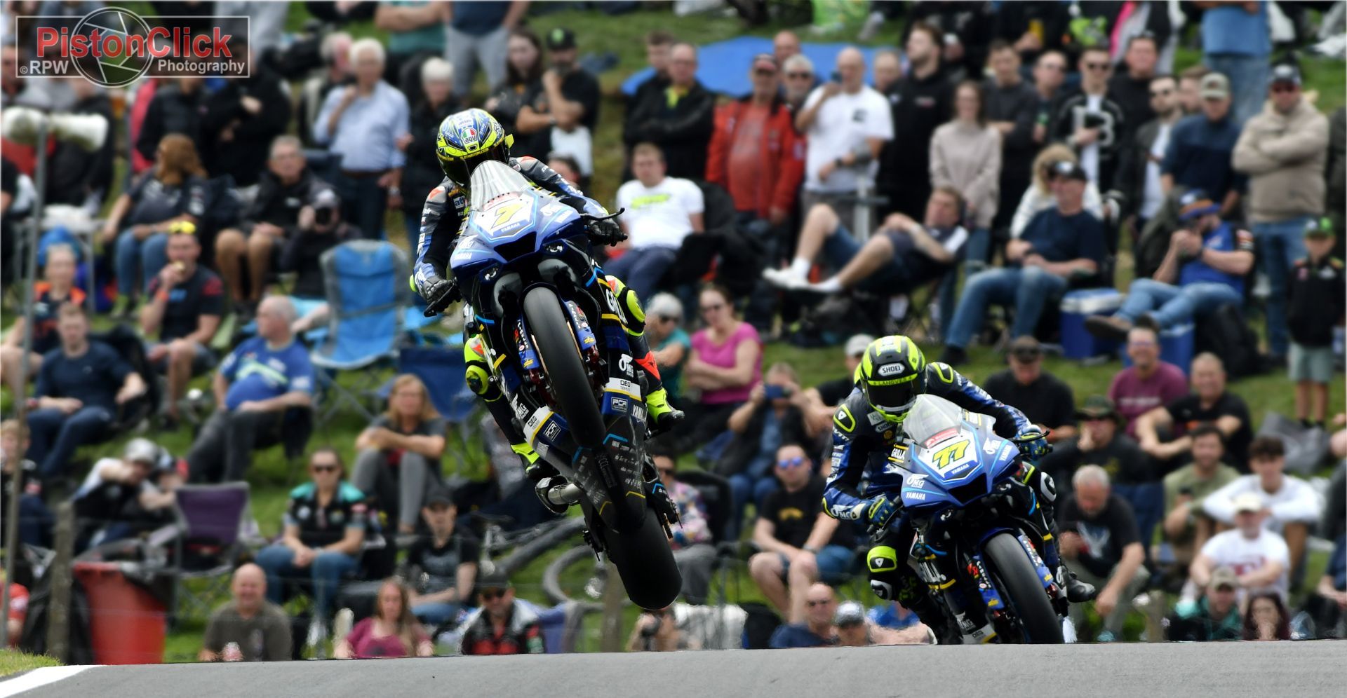 OMG Grilla Yamaha team mates Ryde and Vickers jump the mountain at Cadwell Park