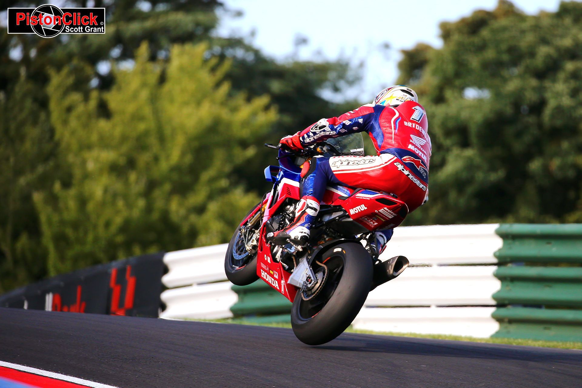 Tommy Bridewell jumps the mountain at Cadwell Park 2024