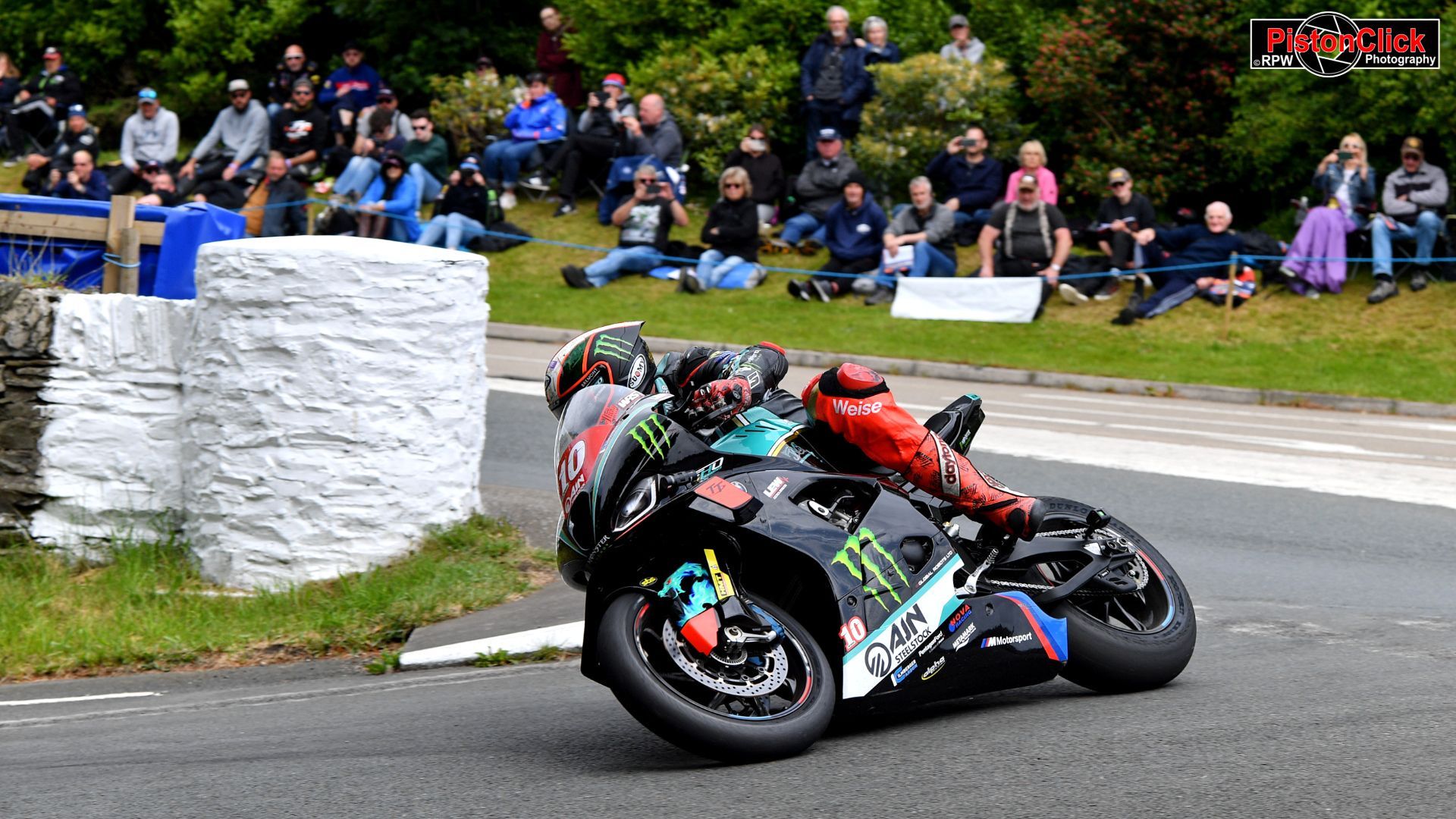 Peter Hickman second in the 2024 IoM TT Superstock race