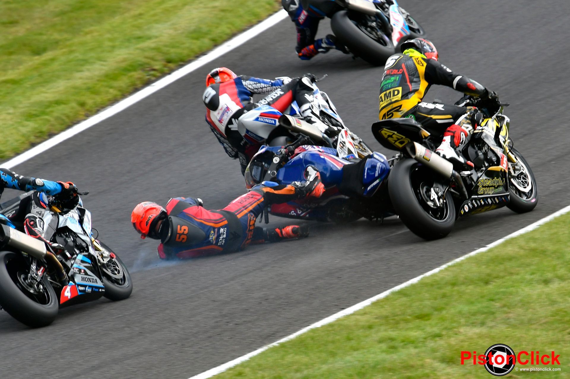 Ash BEECH crashing at Cadwell Park