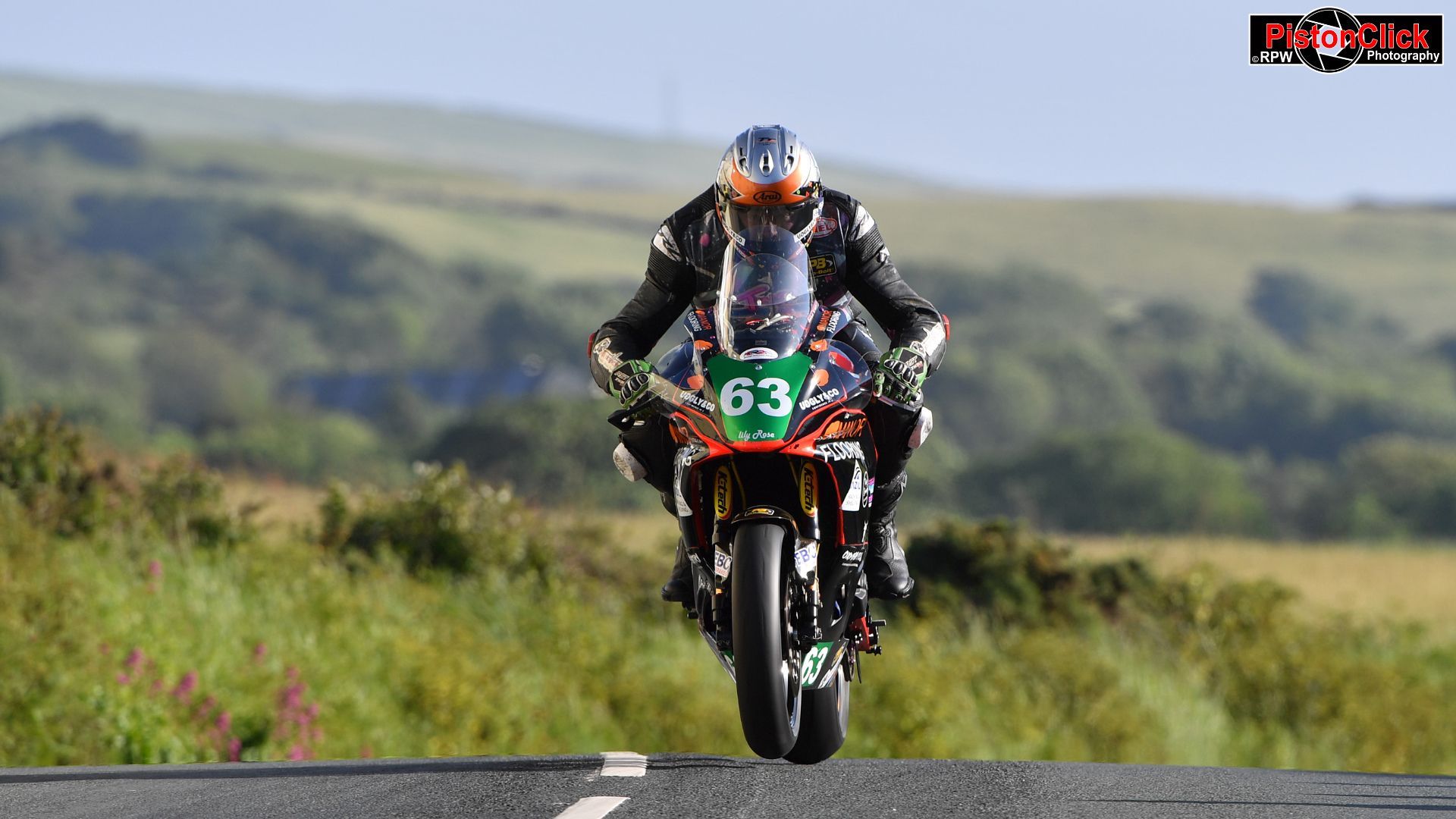 Craig Szczypek Yamaha R7 Manor Flooring / Oxman Carpentry in the IoM TT Supertwin race 2024