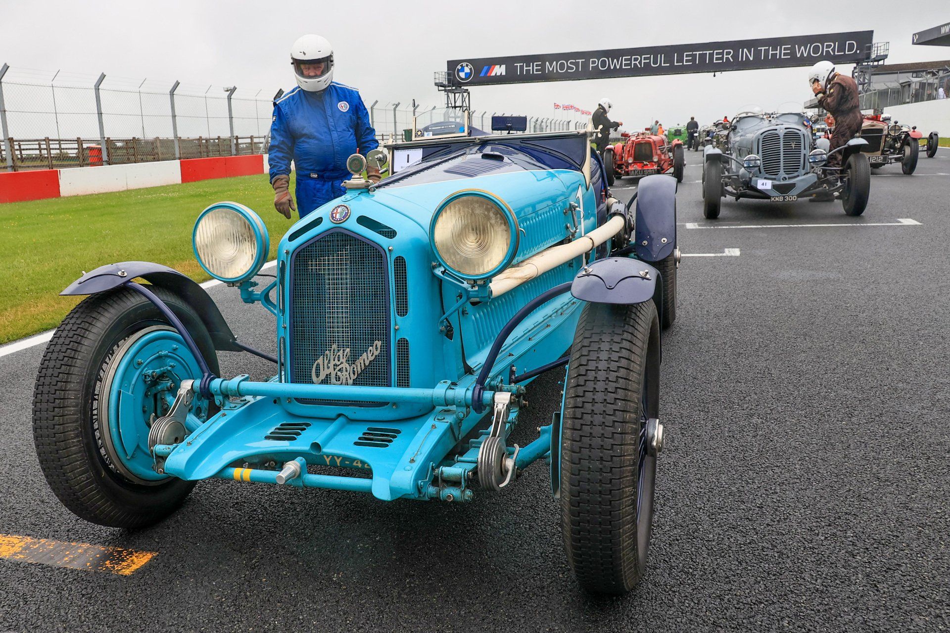 Drivers prepare for the Redgate Mug Race with Alfa Romeo Monza of Christopher Mann on pole.
