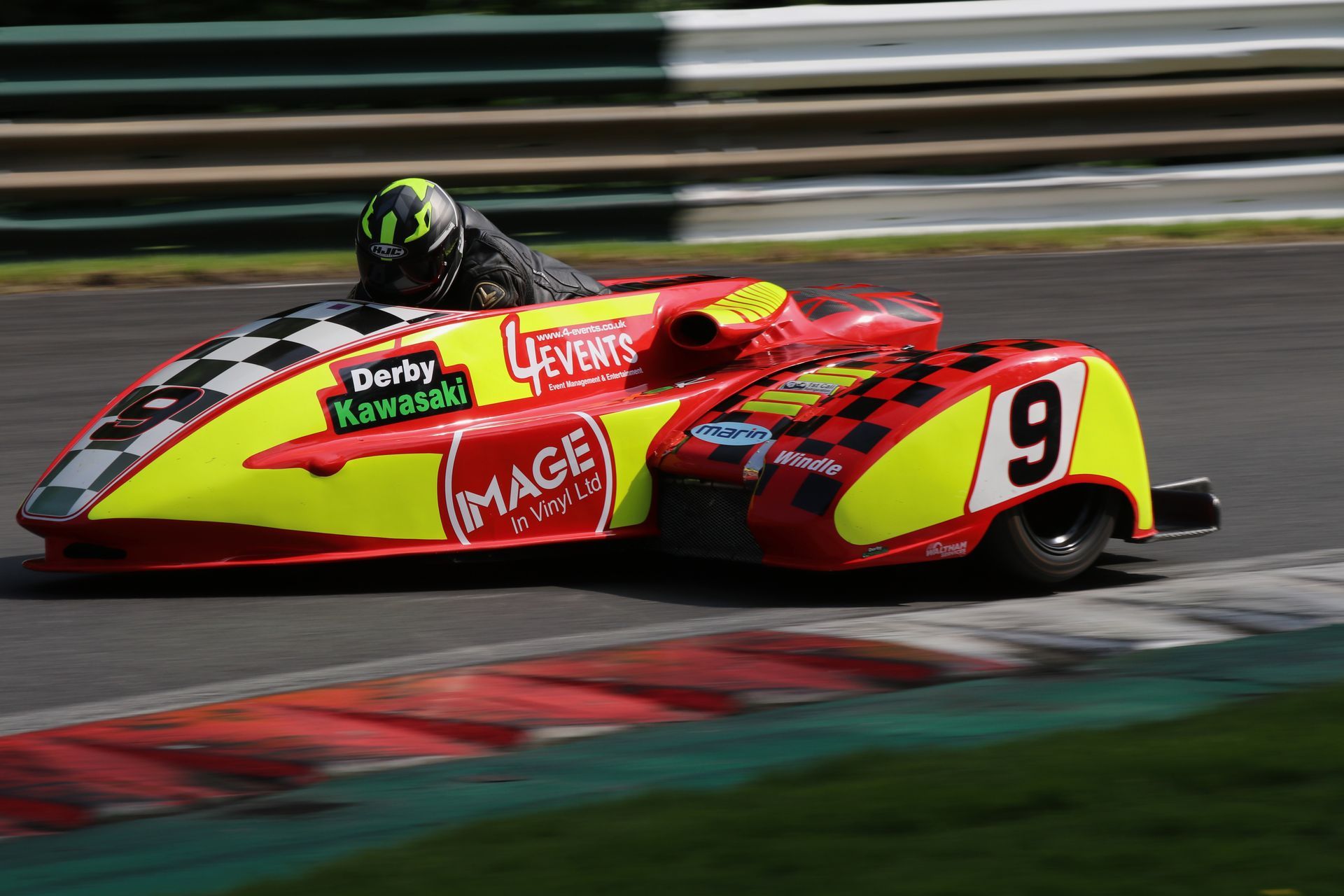 Leading the challenge in Race 1 were the Gary Fairhurst / Billy Andrews pairing on their brightly liveried Kawasaki at the BHRC meeting at Cadwell Park