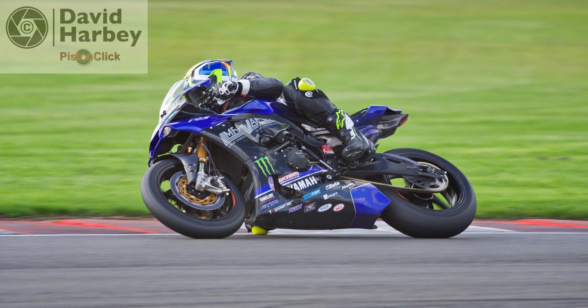 Nikon D3400 and Sigma 100-400mm zoom lens