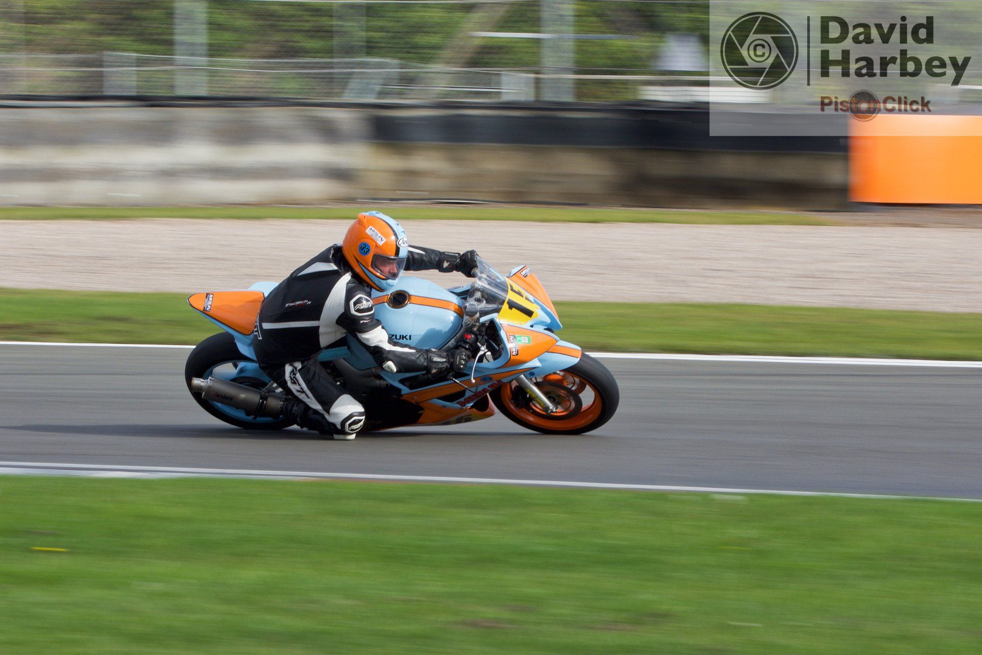 Nikon D3400 and Sigma 100-400mm zoom lens