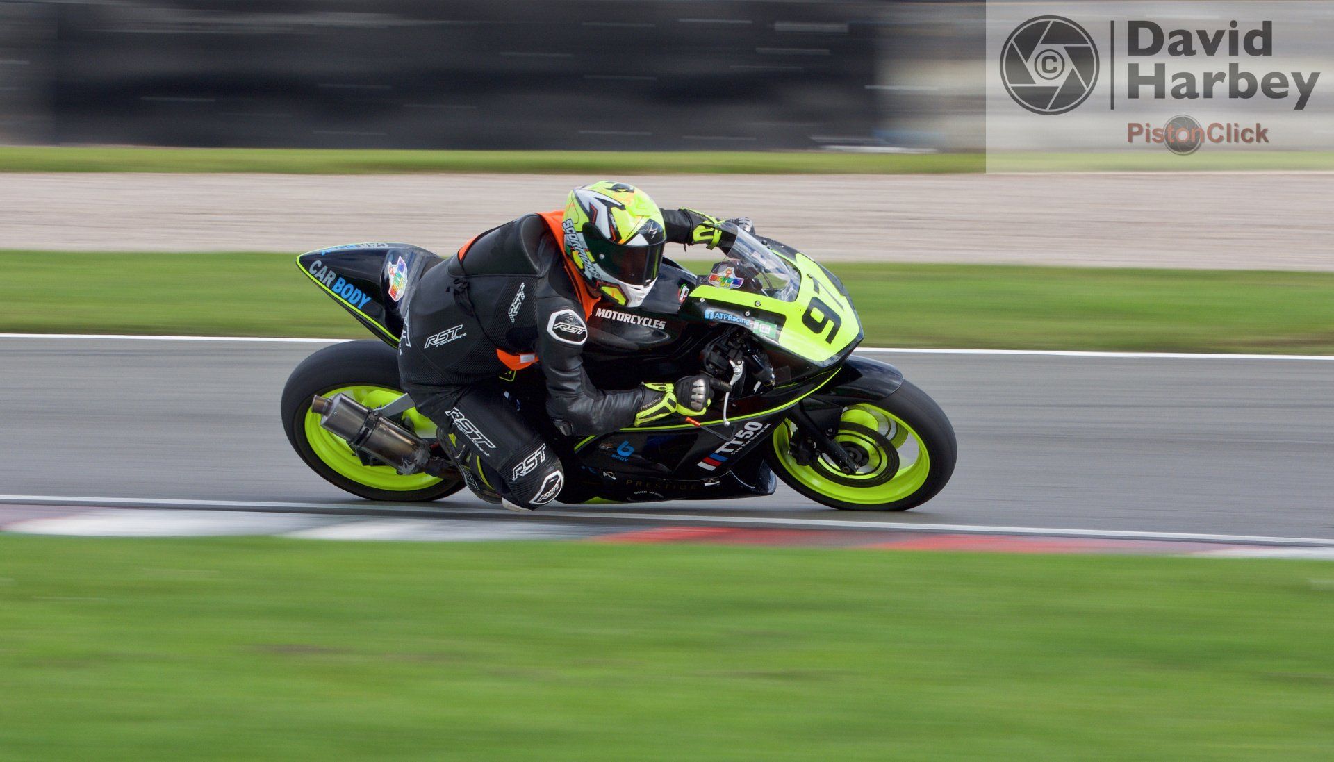 Nikon D3400 and Sigma 100-400mm zoom lens