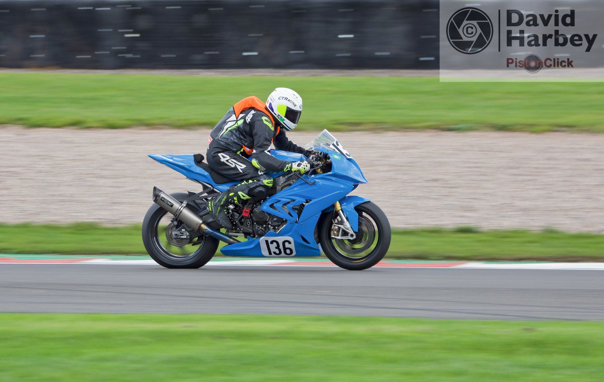 Nikon D3400 and Sigma 100-400mm zoom lens